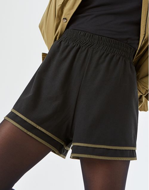 Short Vivo Lateral Contrastante - Preto