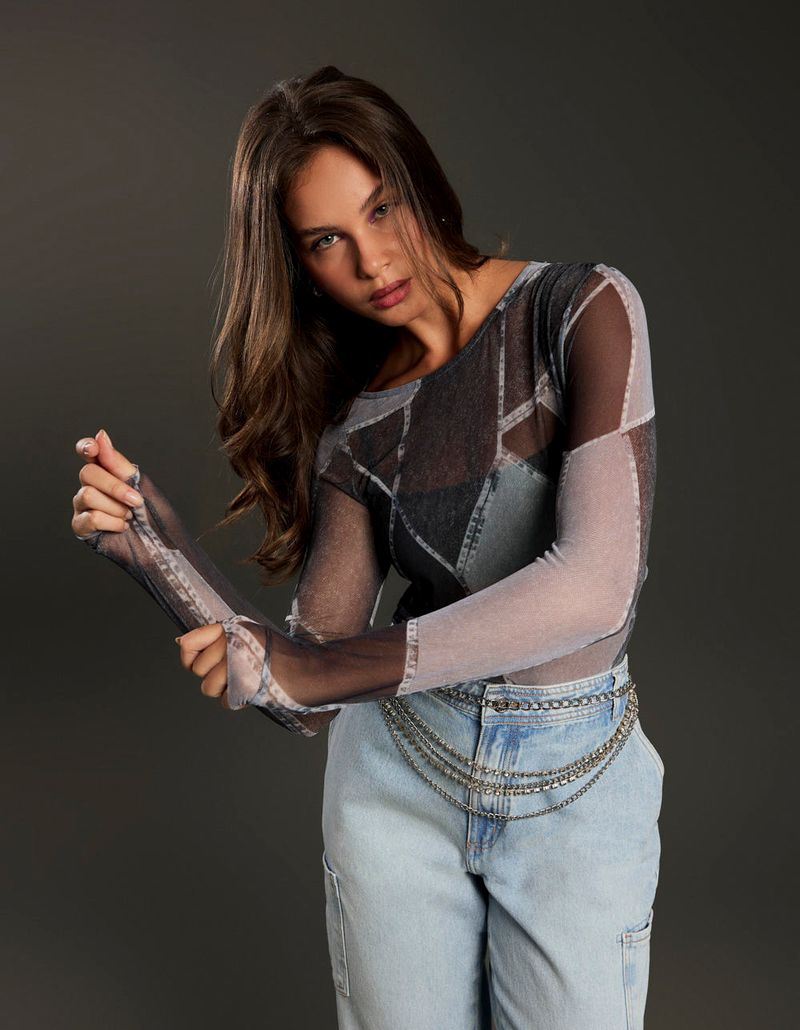 800026_0016_3-BLUSA-ESTAMPADA-PATCH-JEANS
