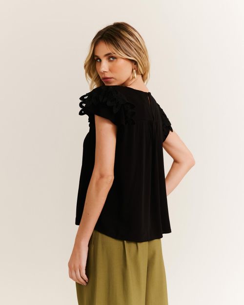 Blusa Renda Decote e Mangas - Preto