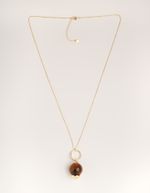 028369_0005_1-COLAR-LONGO-RESINA-DETALHE-METAL