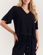 028589_0002_3-BLUSA-DECOTE-MOLDURA-PESPONTO-CONTRASTE