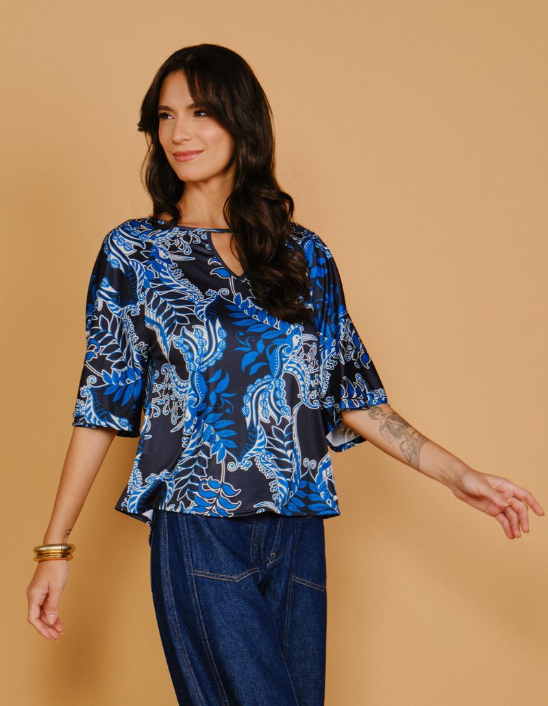 030852_0035_1-BLUSA-ESTAMPADA-BARRADO-AZUL