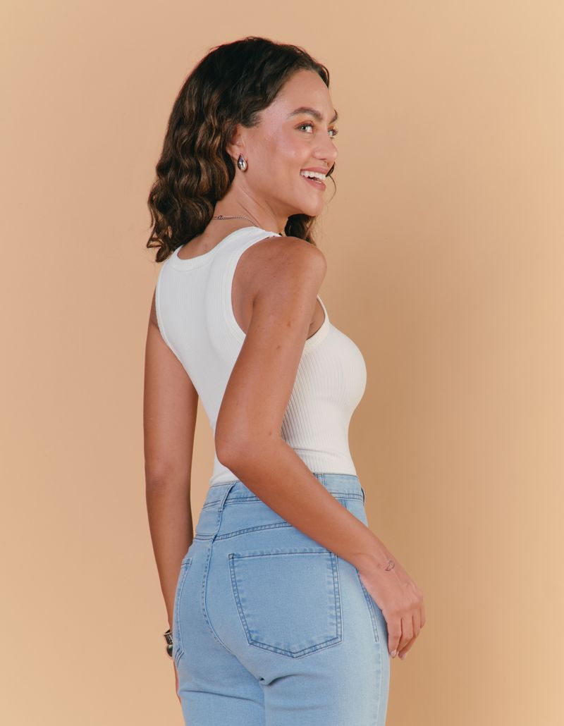 029318_0023_6-CALCA-JEANS-FLARE-BOLSOS-FRENTE