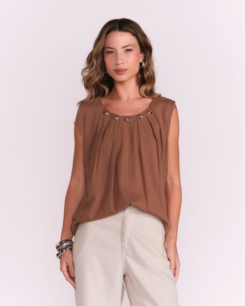 Regata Decote Pregas e Aplicação Metal - Marrom